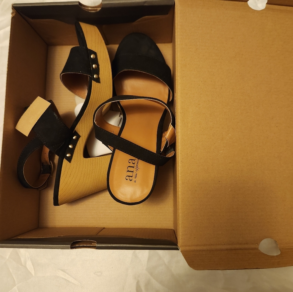 "Anna a new approach" wooden pumps